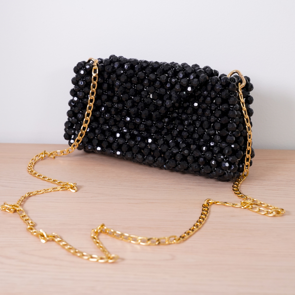 Cartera negra de perlas